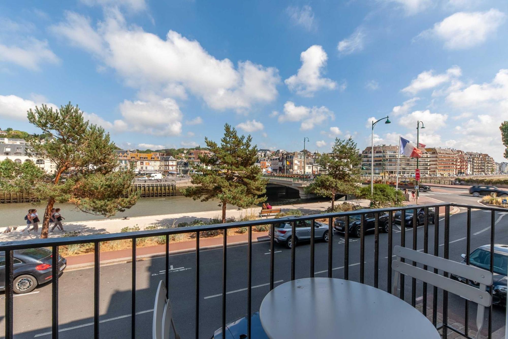 Studio Sleeps 4 With Terrace, 500M Place Morny Deauville Exterior foto